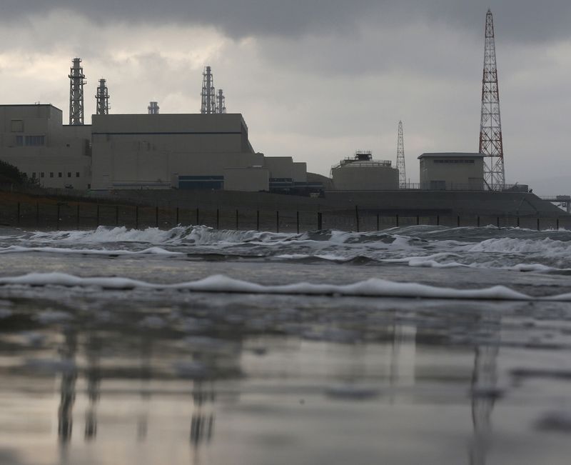 &copy; Reuters. 　４月１４日、４月のロイター企業調査では、ロシアのウクライナ侵攻で懸念が浮上しているのエネルギー供給において、原子力発電所の再稼働を加速するべきか否か、賛否が分かれた。写