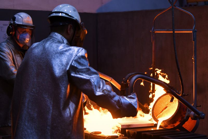 © Reuters. FILE PHOTO: Employees cast ingots of 99.99 percent pure gold at the Krastsvetmet non-ferrous metals plant in the Siberian city of Krasnoyarsk, Russia March 10, 2022. REUTERS/Alexander Manzyuk