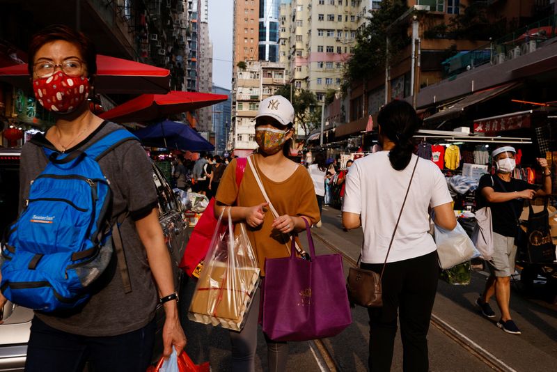 &copy; Reuters. 　４月１４日、香港政府は、新型コロナウイルス感染抑制に向けた厳格な規制を来週２１日から緩和すると明らかにした。写真は香港で３月撮影（２０２２年　ロイター／Tyrone Siu ）
