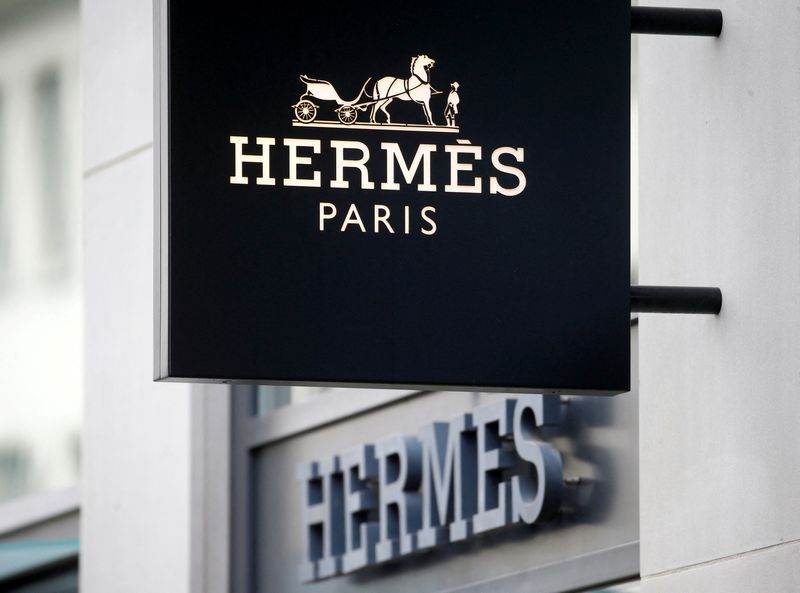 &copy; Reuters. FILE PHOTO: The logo of French luxury group Hermes is seen at a store in Zurich, Switzerland February 17, 2021. REUTERS/Arnd Wiegmann