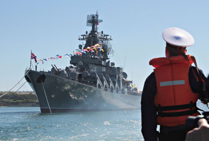 © Reuters. FILE PHOTO: A sailor looks at the Russian missile cruiser Moskva moored in the Ukrainian Black Sea port of Sevastopol, Ukraine 10, 2013. REUTERS/Stringer/File Photo