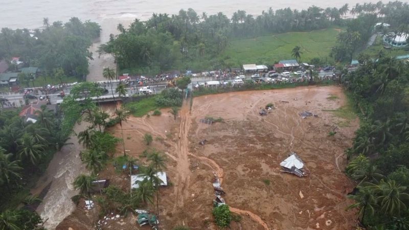 &copy; Reuters. Vue générale des dégâts causés par un glissement de terrain provoqué par la tempête tropicale Megi, qui a frappé les Philippines. Le bilan des victimes du typhon Megi, qui s'est abattu sur les Philippine le week-end dernier, s'est alourdi à 123 m