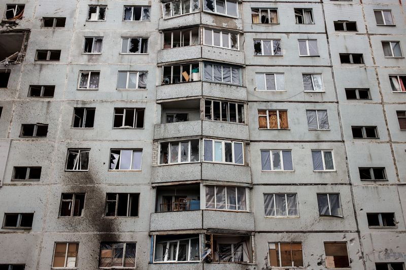 © Reuters. منظر عام لمبنى سكني تضرر جراء هجوم بالمدفعية خلال الهجوم الروسي على أوكرانيا في خاركييف يوم الأربعاء. تصوير: ألكيس قنسطنطينيديس - رويترز