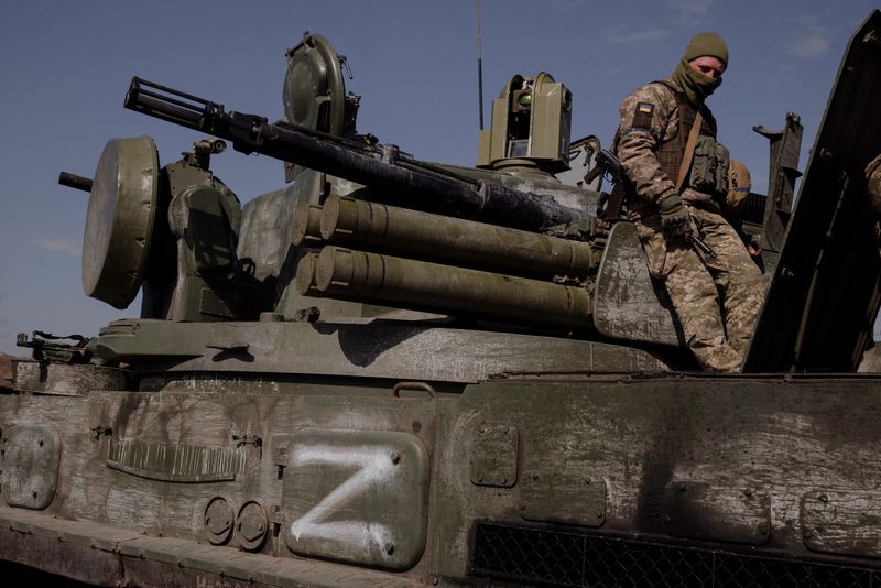 &copy; Reuters. Un soldado ucraniano sentado sobre un vehículo armado ruso capturado marcado con el símbolo "Z", utilizado por las fuerzas rusas durante su invasión de Ucrania, en las afueras de Kiev, Ucrania, el 29 de marzo de 2022. REUTERS/Thomas Peter