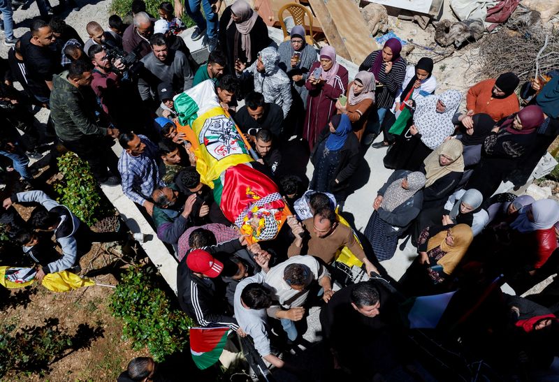 &copy; Reuters. Funeral de palestino Qusay Hamamra, em Husan
14/04/2022
REUTERS/Mussa Qawasma