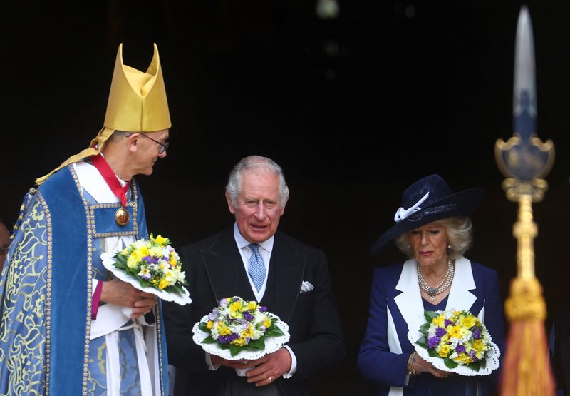 &copy; Reuters. ولي العهد البريطاني الأمير تشارلز وزوجته كاميلا  في كنيسة القديس جورج بقلعة وندسور يوم الخميس. تصوير: هانا ماكاي - رويترز