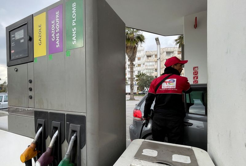 &copy; Reuters. رجل يزود سيارة بالوقود في محطة وقود بمدينة تونس يوم 21 مارس آذار 2022. تصوير: جهاد عبد اللاوي - رويترز