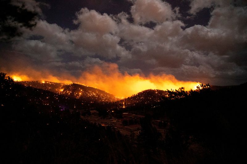 &copy; Reuters. FILE PHOTO: The McBride Fire burns in the heart of the village in Ruidoso, New Mexico, United States, April 12, 2022. Ivan Pierre Aguirre/USA Today Network via REUTERS
