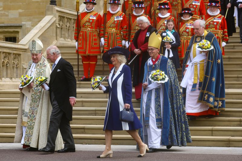 &copy; Reuters. El príncipe Carlos de Inglaterra y Camilla, duquesa de Cornualles, sostienen ramos de flores mientras salen de la Capilla de San Jorge después del Servicio Real de Maundy en el Castillo de Windsor, en Windsor, Reino Unido el 14 de abril de 2022. REUTERS