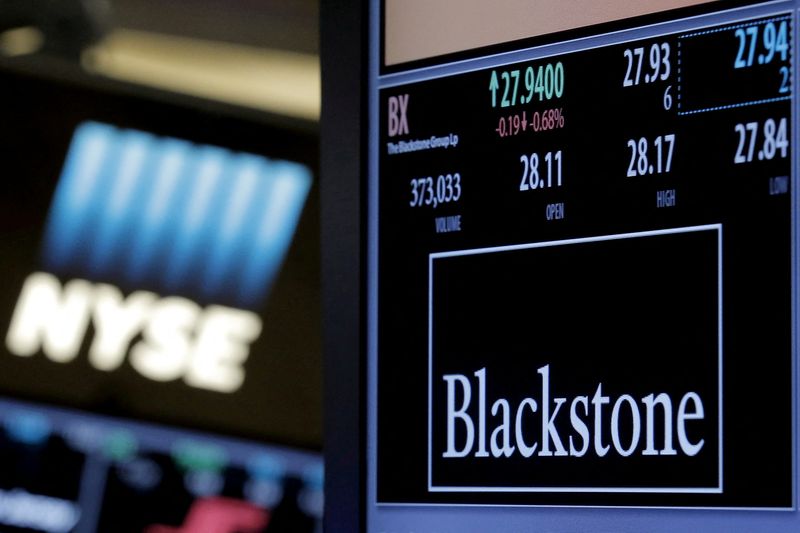 &copy; Reuters. Il logo Blackstone su uno schermo della Borsa di New York. REUTERS/Brendan McDermid