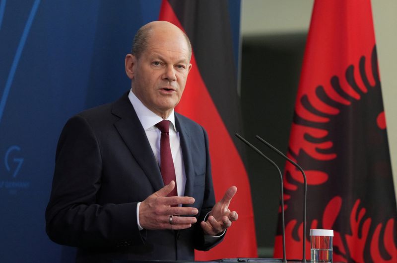 &copy; Reuters. FILE PHOTO: German Chancellor Olaf Scholz and Albanian Premier Edi Rama hold a news conference after talks in Berlin, April 11, 2022. Soeren Stache/Pool via REUTERS