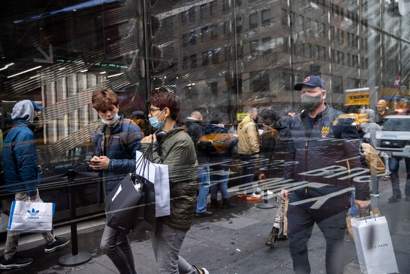 &copy; Reuters. FILE PHOTO: Shoppers carry bags on the 5th Avenue in the Manhattan borough of New York City, New York, U.S., November 26, 2021. REUTERS/Jeenah Moon/File Photo