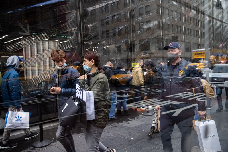 &copy; Reuters. Consumidores carregam sacolas na 5ª Avenida, em Manhattan, Nova York, 26 de novembro de 2021. REUTERS/Jeenah Moon
