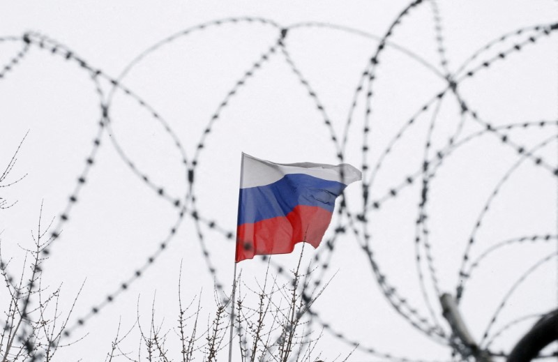 &copy; Reuters. Bandeira da Rússia por trás de arame farpado na embaixada russa em Kiev, na Ucrânia
26/03/2018 
REUTERS/Gleb Garanich