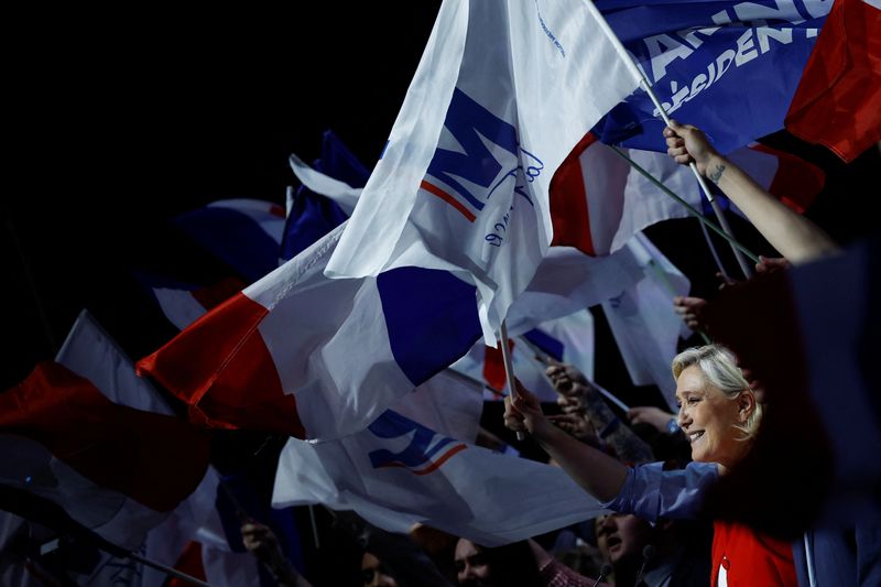 &copy; Reuters. Marine Le Pen, candidata del partido francés de extrema derecha Agrupación Nacional (Rassemblement National) para las elecciones presidenciales francesas de 2022, asiste a un mitin de campaña en Aviñón, Francia. 14 de abril de 2022. REUTERS/Christian