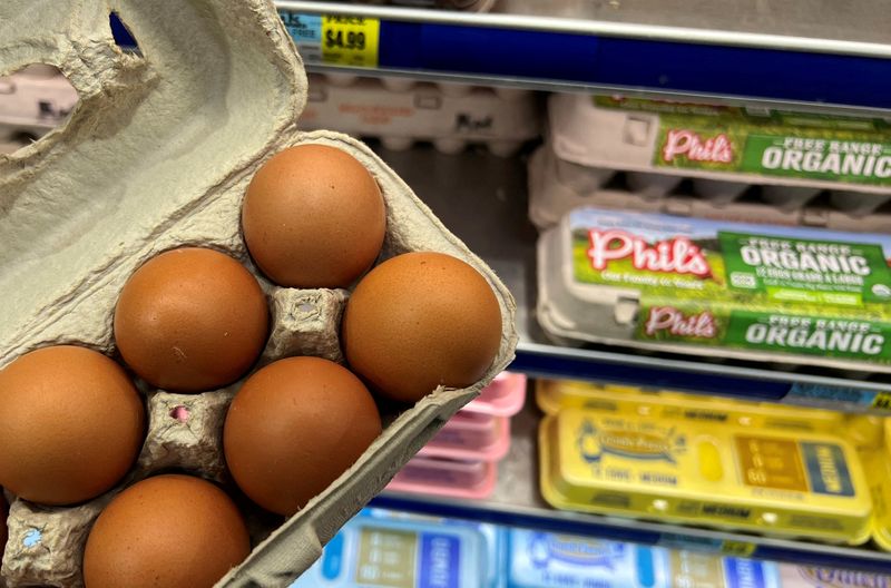 &copy; Reuters. Ovos expostos em supermercado em Chicago, EUA. 
13/04/2022 
Rose Acre Farms