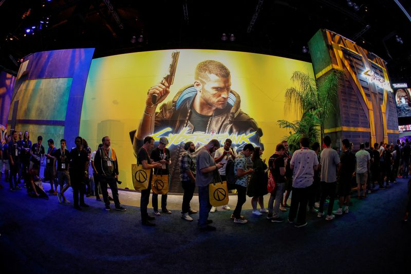 © Reuters. FILE PHOTO: Attendees wait in line at the Cyberpunk 2077 booth during the opening day of E3, the annual video games expo revealing the latest in gaming software and hardware in Los Angeles, California, U.S., June 11, 2019. REUTERS/Mike Blake