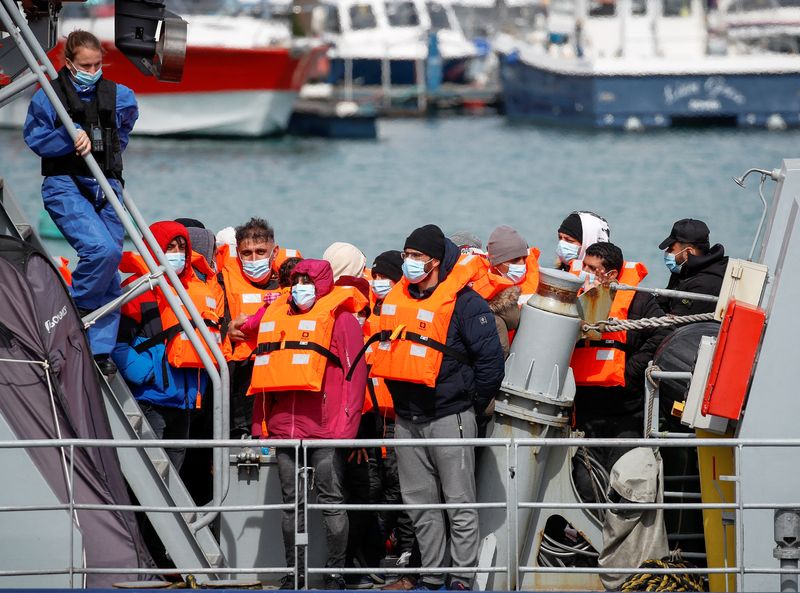 &copy; Reuters. Migrantes llegan al Puerto de Dover luego de ser rescatados mientras cruzaban el Canal de la Mancha, en Dover, Gran Bretaña, el 14 de abril de 2022. REUTERS/Peter Nicholls