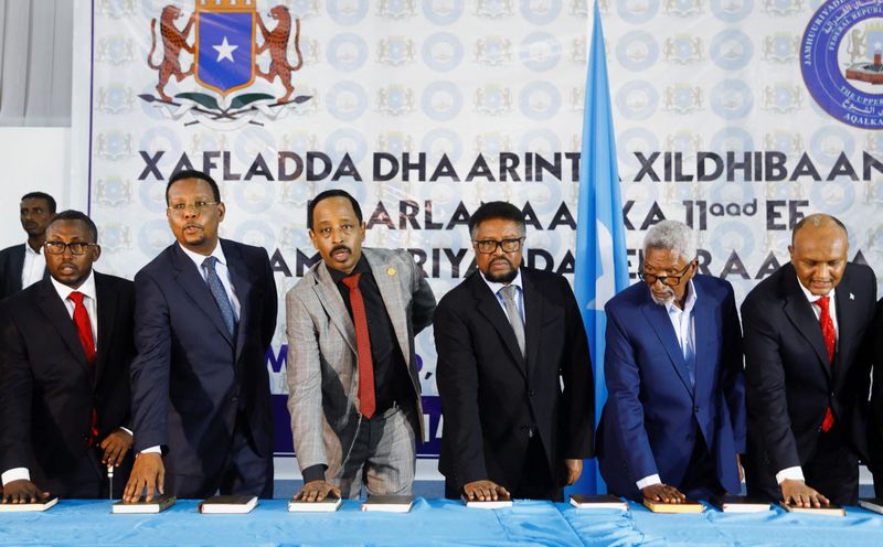 &copy; Reuters. أعضاء بالبرلمان الصومالي يؤدون اليمين في مقديشو يوم الخميس. تصوير: فيصل عمر - رويترز.