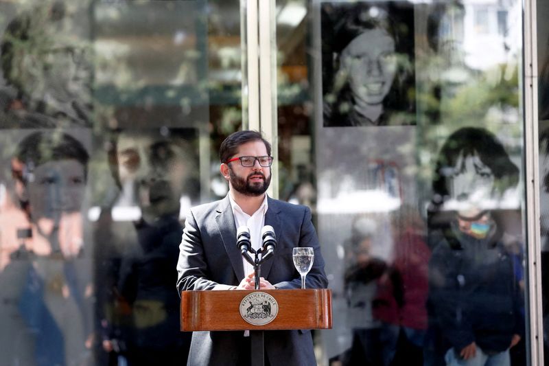 &copy; Reuters. FILE PHOTO: Chile's President Gabriel Boric embraces speaks during a news conference outside the former Naval Mechanics School building, also known as ESMA, in Buenos Aires, Argentina, April 5, 2022. REUTERS/Agustin Marcarian