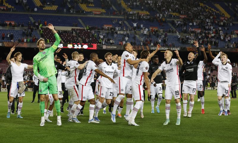 &copy; Reuters. لاعبون من فرانكفورت يحتفلون بالفوز على برشلونة بالدوري الأوروبي لكرة القدم يوم الخميس. تصوير: البرت خيا - رويترز. 