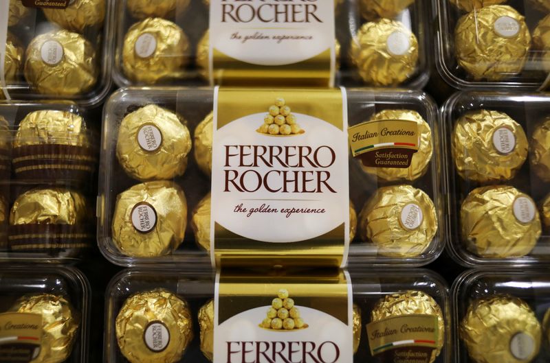 © Reuters. Ferrero Rocher chocolates produced by Italian confectionary maker Ferrero are displayed at a supermarket's shelf in Subang Jaya, Malaysia, April 14, 2022. Picture taken April 14, 2022. REUTERS/Hasnoor Hussain