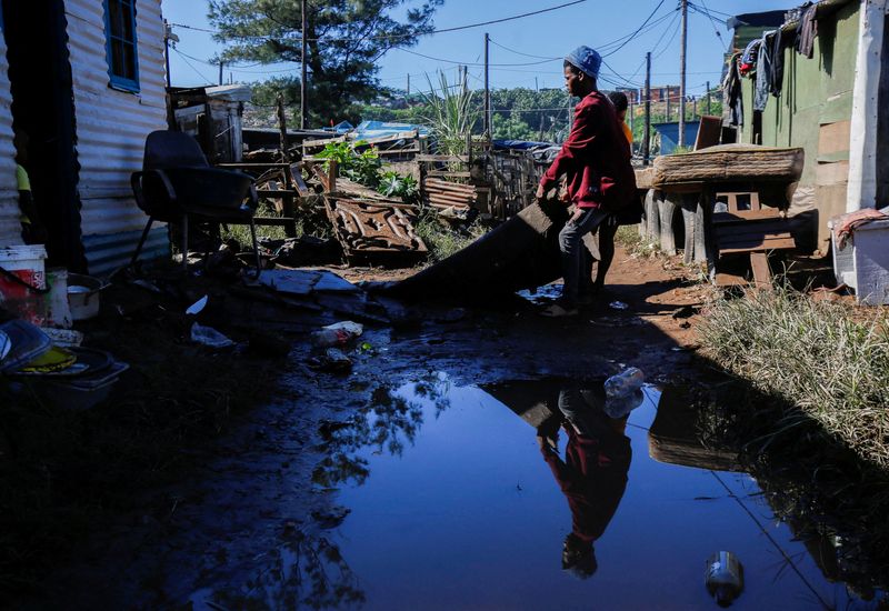 &copy; Reuters. 　南アフリカ東部クワズールー・ナタール州で今週発生した洪水で、少なくとも３４１人が死亡した。地元政府によると４万０７２３人が被災した。ダーバンで４月１４日撮影（２０２２年