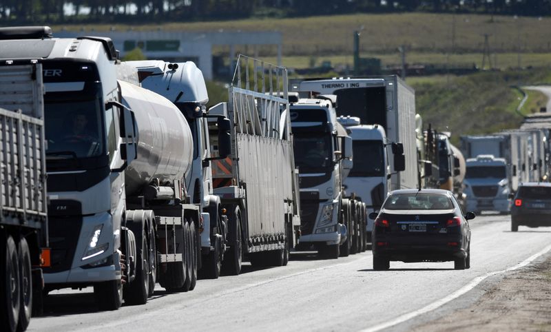 &copy; Reuters. 　アルゼンチンで４月１１日から穀物輸送トラック運転手が燃料高に見合う貨物運賃引き上げを求め、ストライキ入りしていた問題で、運転手組織が１４日夜、スト終結に同意した。運輸省