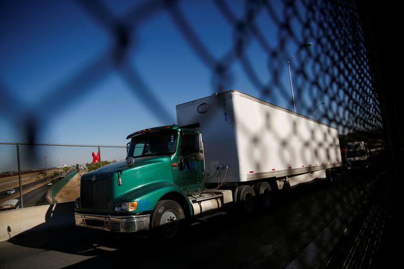 &copy; Reuters. 　４月１４日、テキサス州のアボット知事は、米メキシコ国境で物流が停滞していた問題で、メキシコのチワワ州と国境警備で合意したと発表、直ちに商業トラック輸送が正常化するとの見