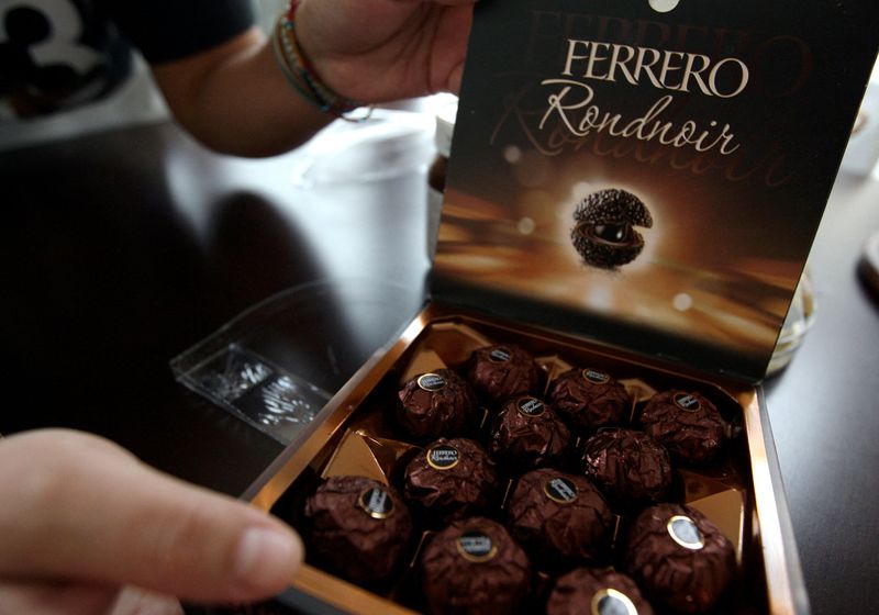 &copy; Reuters. 　４月１４日、イタリアの大手菓子メーカー、フェレロは、マレーシアのサイム・ダービー・プランテーションからのパーム油の調達を停止すると発表した。写真はフェレロのチョコレート