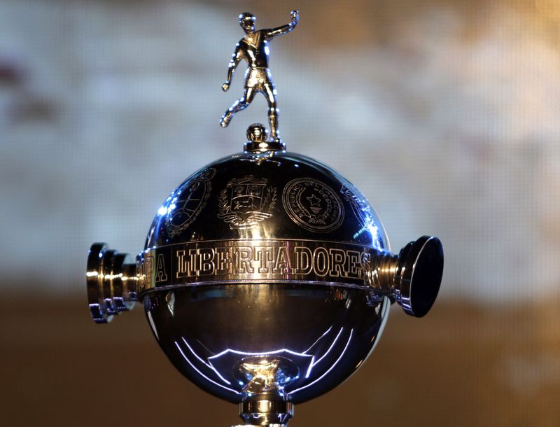 &copy; Reuters. FOTO DE ARCHIVO: El trofeo de la Copa Libertadores durante el sorteo de la edición del torneo de 2015 en la sede de la Confederación Sudamericana de Fútbol (CONMEBOL) en Luque, on a las afueras de Asunción, Paraguay, el 2 de diciembre de 2014.  REUTER