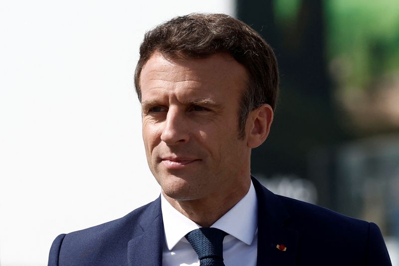 &copy; Reuters. 　４月１４日、マクロン仏大統領（写真）は、大統領選決選投票の対立候補、極右「国民連合（ＲＮ）」のマリーヌ・ルペン氏が風力発電の廃止を計画していることについて、「常軌を逸し