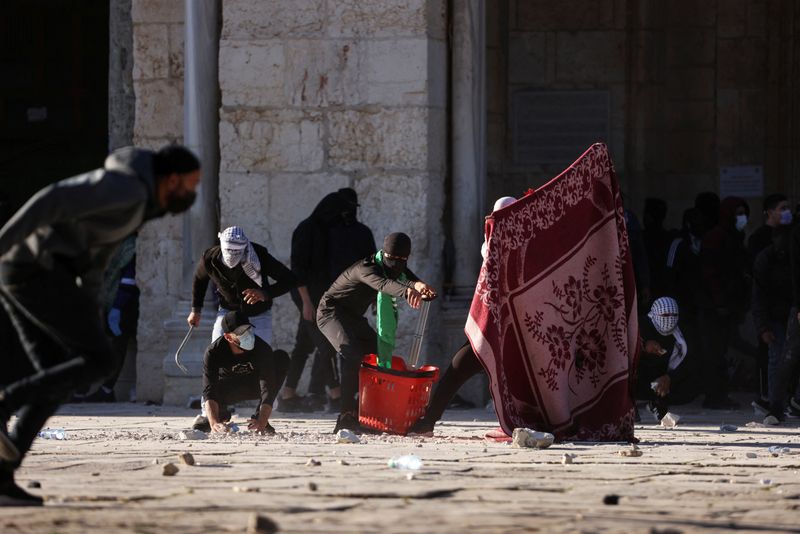 &copy; Reuters. Manifestantes palestinos chocan con las fuerzas de seguridad israelíes en el recinto que alberga la mezquita de Al-Aqsa, conocida por los musulmanes como Noble Santuario y por los judíos como Monte del Templo, en la Ciudad Vieja de Jerusalén, 15 de abr
