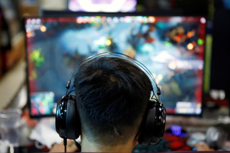 &copy; Reuters. FOTO DE ARCHIVO: Un hombre juega a un juego online en un ordenador en un cibercafé de Pekín, China, el 31 de agosto de 2021. REUTERS/Florence Lo
