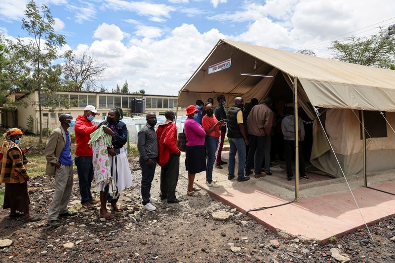 &copy; Reuters. FOTO DE ARCHIVO: Varias personas esperan en fila a someterse a un test de COVID-19 en el Hospital del Condado de Narok, Kenya, el 1 de diciembre de 2021. REUTERS/Baz Ratner