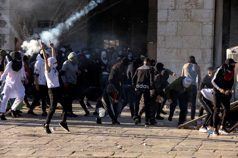 &copy; Reuters. 　４月１５日、イスラエル・エルサレム旧市街の聖地で、イスラム教ラマダン（断食月）の金曜日朝の礼拝後に暴動が発生し、「アルアクサ・モスク」付近で警察と覆面をして投石するパレ