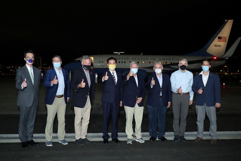 &copy; Reuters. Los miembros de una delegación del Senado estadounidense posan para una foto con el ministro de Asuntos Exteriores taiwanés, Joseph Wu, a su llegadoa al aeropuerto Songshan de Taipéi, Taiwán, el 14 de abil de 2022. Ministerio de Asuntos Exteriores de 
