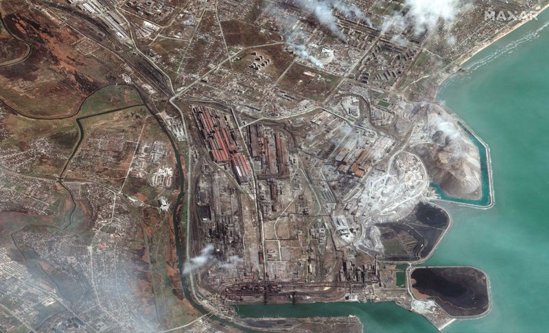 © Reuters. FILE PHOTO: A satellite image shows an overview of Azovstal Iron and Steel Works in Mariupol, Ukraine, April 9, 2022. Satellite image 2022 Maxar Technologies/Handout via REUTERS 