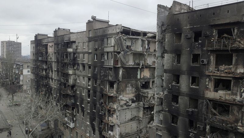 &copy; Reuters. منظر عام لمباني سكنية لحق بها ضرر جراء القصف الروسي الأوكراني في مدينة ماريوبول الساحلية يوم الخميس. تصوير: بافيل كليموف - رويترز.