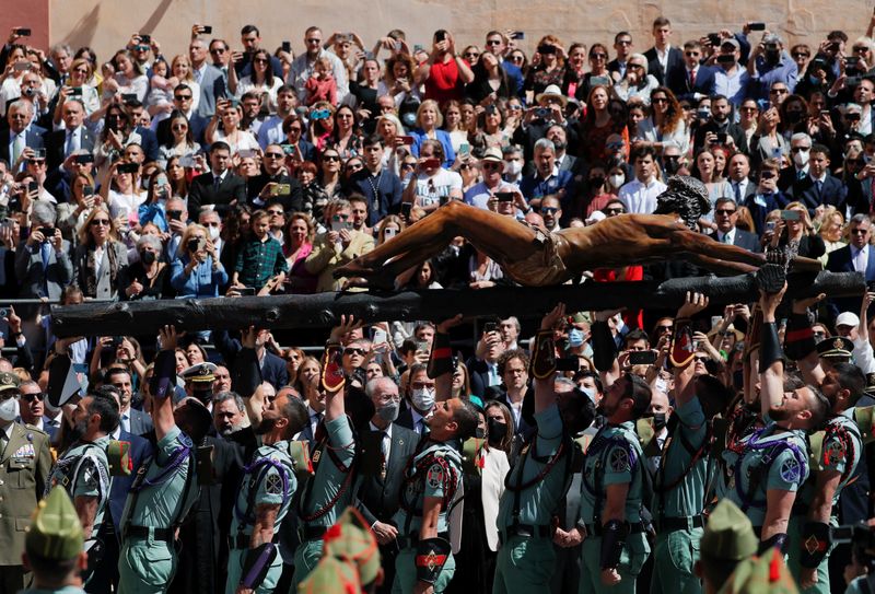 &copy; Reuters. Un grupo de legionarios españoles cargan una escultura de Jesucristo crucificado durante una procesión de Semana Santa en Málga, Andalucía, España, el 14 de abril de 2022. REUTERS/Jon Nazca