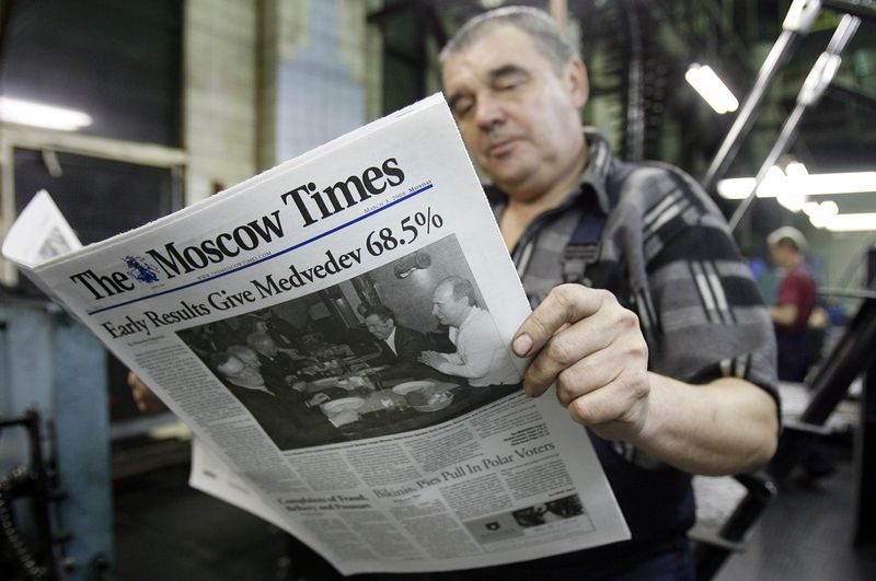 &copy; Reuters. Un trabajador de una imprenta lee un periódico del Moscow Times, en Moscú, 3 de marzo de 2008. REUTERS/Denis Sinyakov 