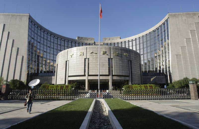 &copy; Reuters. La Banque populaire de Chine (BPC) a annoncé vendredi qu'elle allait réduire pour la première fois de l'année le taux de réserves obligatoires des banques, une initiative destinée à soutenir l'économie. /Photo d'archives/REUTERS/Jason Lee