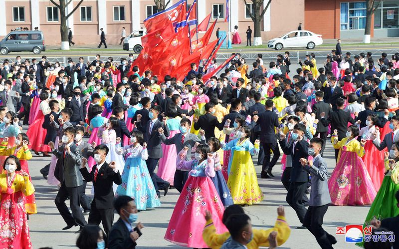 &copy; Reuters. أناس يرقصون في احتفال بمرور عشر سنوات على تولي كيم جونج أون زعامة حزب العمال الكوري الشمالي في بيونجيانج يوم 11 ابريل نيسان 2022.
(صورة لرويترز 