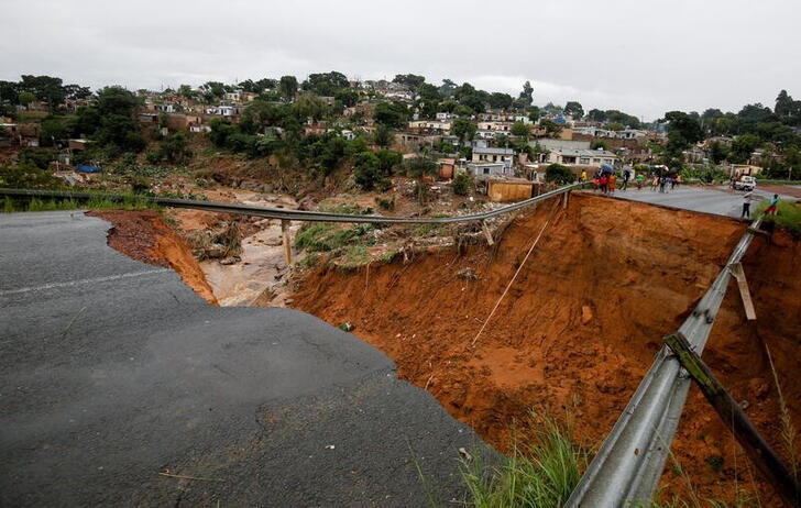 &copy; Reuters. Un puente fue destruido después de que un río desbordó su rivera en Ntuzuma, Durban, Sudáfrica. 13 de abril, 2022. REUTERS/Rogan Ward