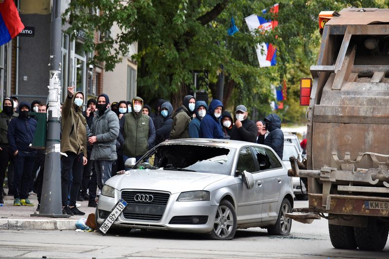 &copy; Reuters. سيارات لحقت بها أضرار بعد اشتباكات مع الصرب العرقيين أثناء عملية للشرطة ضد مهربين في متروفيتشا في شمال كوسوفو يوم 13 أكتوبر تشرين الأول 2021. ت