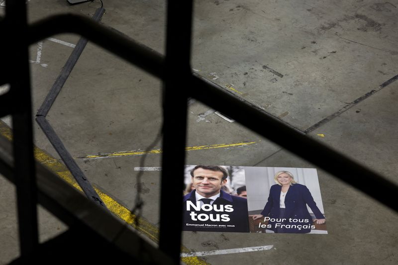 &copy; Reuters. Afiches oficales de campaña del presidente francés y candidato a la reelección por el centrista Partido La República en Marcha, Emmanuel Macron, y Marine Le Pen, líder del partido de extrema derecha Agrupación Nacional, en el centro de distribución