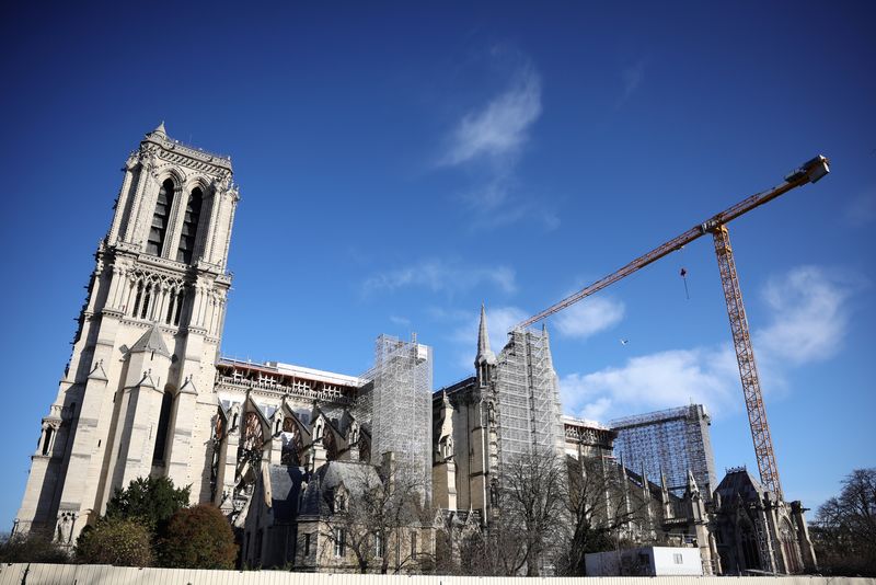 &copy; Reuters. FILE PHOTO: A view shows a giant crane near the Notre-Dame de Paris Cathedral as work continues to rebuild the roof and the spire destroyed by fire, in Paris, France, December 8, 2021. REUTERS/Sarah Meyssonnier