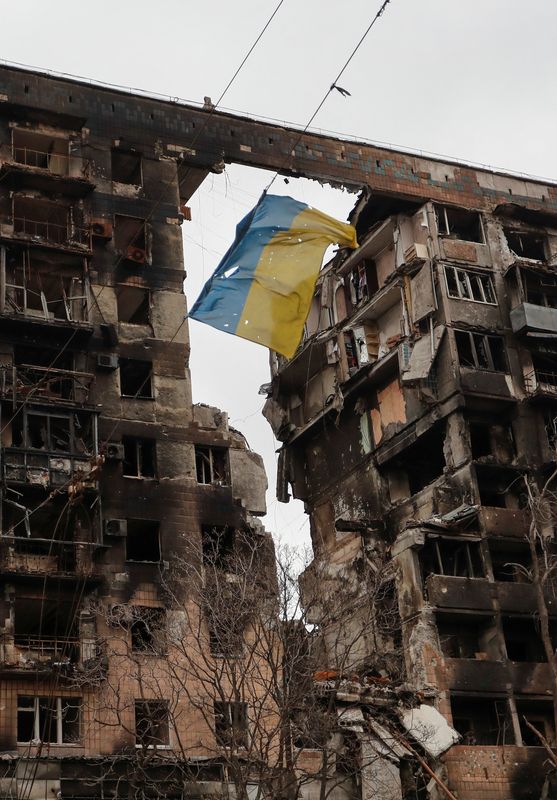 &copy; Reuters. منظر عام لمبنى سكني لحق به ضرر جراء القصف الروسي الأوكراني المستمر في مدينة ماريوبول يوم الخميس. تصوير: الكسندر إرموشينكو - رويترز.