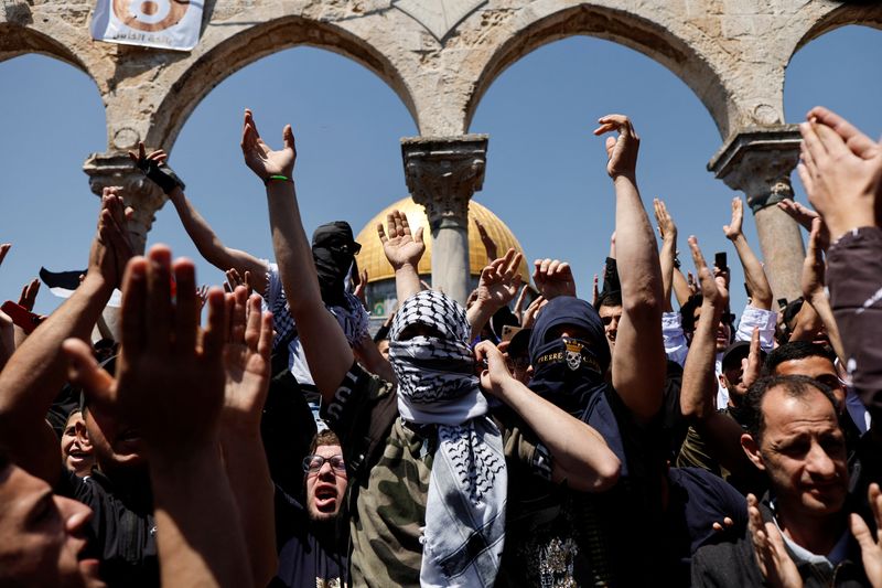 &copy; Reuters. Palestinos protestam no complexo que abriga a Mesquita de Al-Aqsa, após confrontos com as forças de segurança israelenses na Cidade Velha de Jerusalém. Abril 15, 2022. REUTERS/Ammar Awad