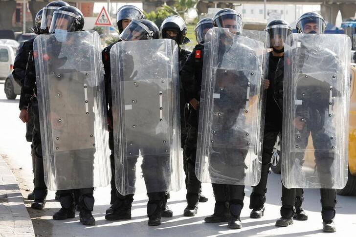 &copy; Reuters. أفراد من شرطة التونسية في حالة تأهب للتصدي لمحتجين في العاصمة تونس. صورة من أرشيف رويترز.